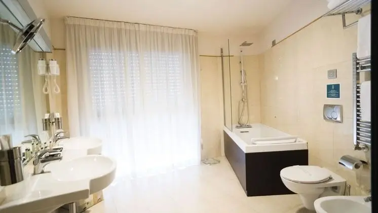 Camera Tripla Classic