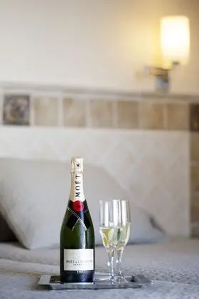 Romantic Oda, Sıcak Su Küveti (Bottle of sparkling wine & chocolate)