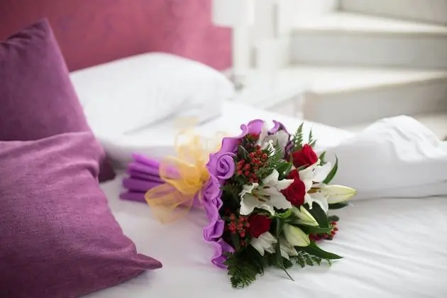Romantic Oda, Sıcak Su Küveti (Bottle of sparkling wine & chocolate)