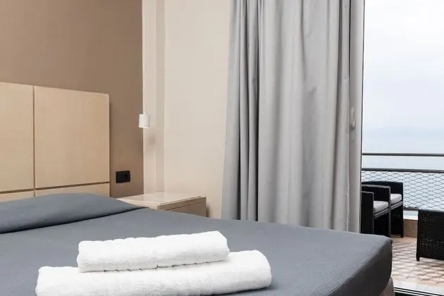 Tek Büyük veya İki Ayrı Yataklı Oda, Deniz Manzaralı