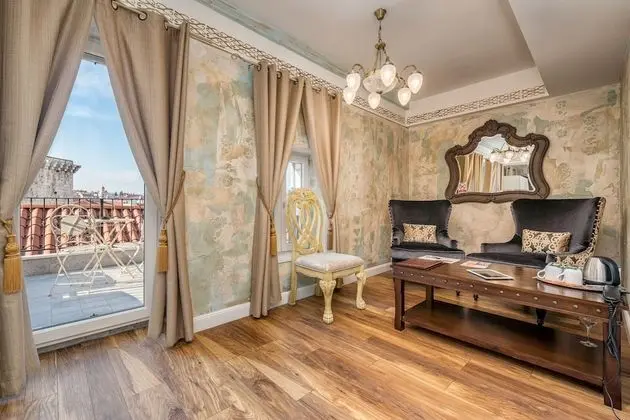 Grand Luxury Suite with Terrace & City View