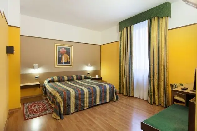 Büyük Yataklı Tek Kişilik Oda