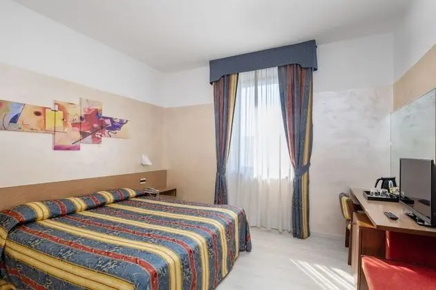 Büyük Yataklı Tek Kişilik Oda