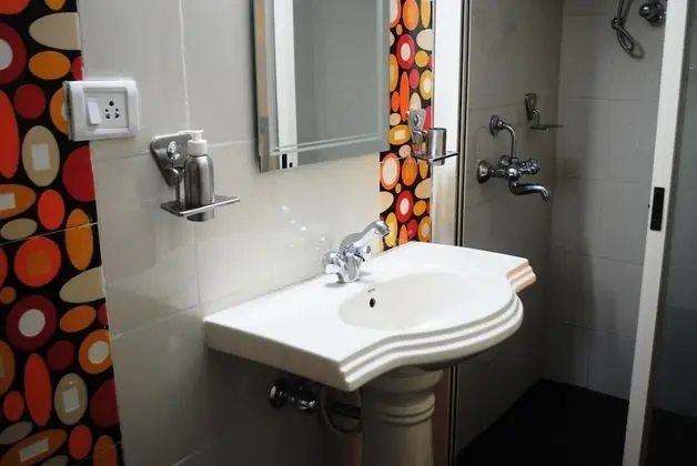 Deluxe Tek Büyük Yataklı Oda, 1 Yatak Odası, Özel Banyo, Zemin Kat