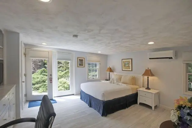Deluxe Queen Room by the Pond