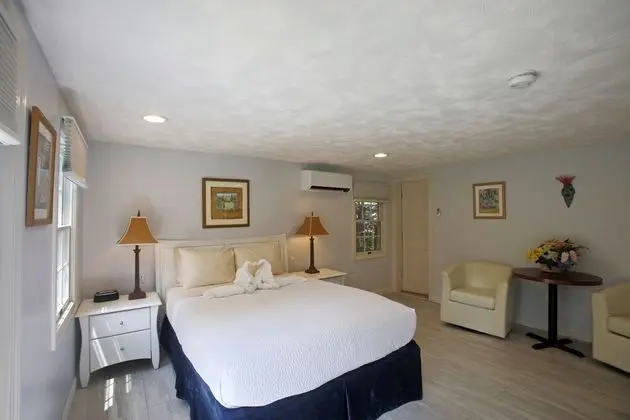 Deluxe Queen Room by the Pond