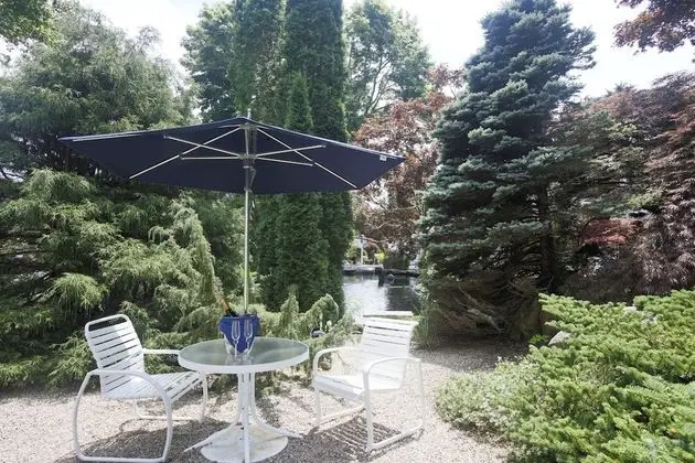 Deluxe Queen Room by the Pond