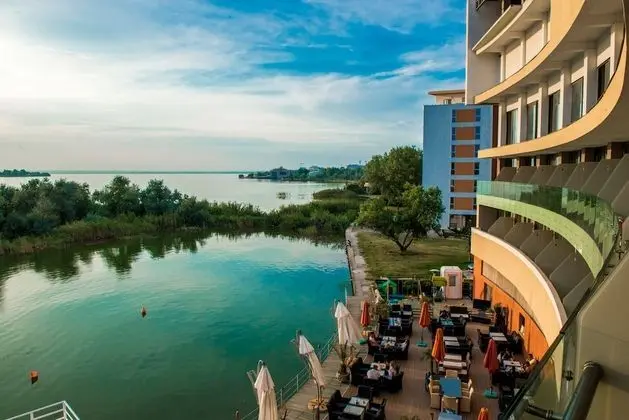 İki Ayrı Yataklı Oda, Balkon, Göl Kenarı
