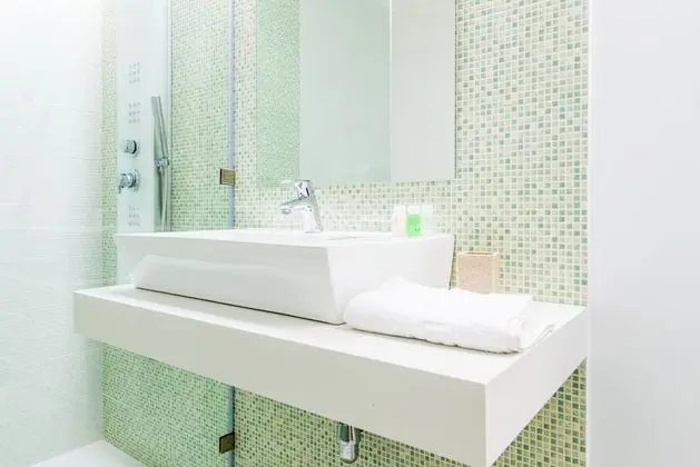 Tek Büyük Yataklı Oda, Balkon, Göl Kenarı