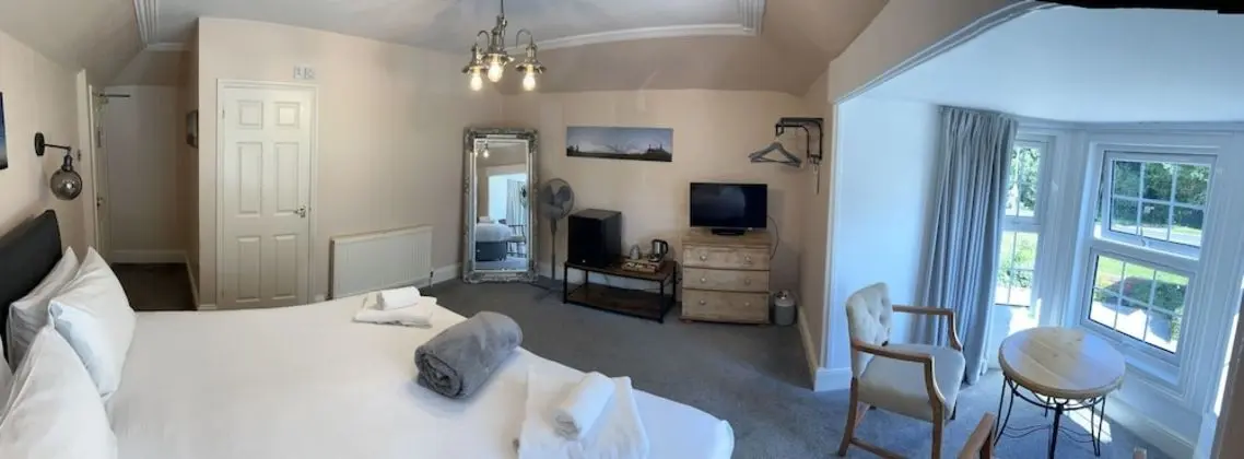 Superior King Room (Bay Window)