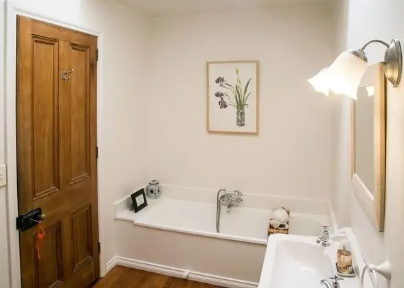Tek Büyük veya İki Ayrı Yataklı Oda, Ortak Banyo