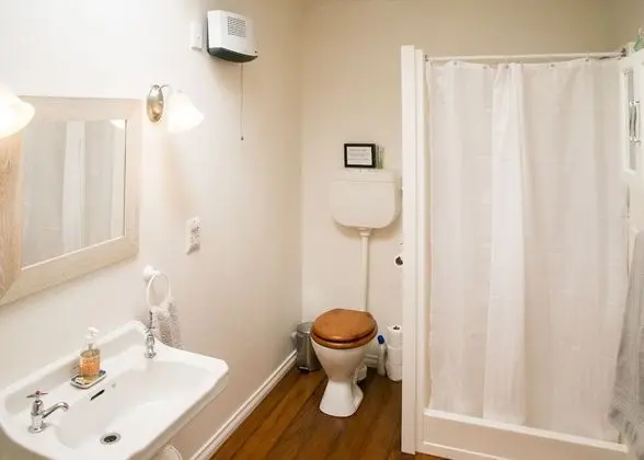 Tek Büyük veya İki Ayrı Yataklı Oda, Ortak Banyo