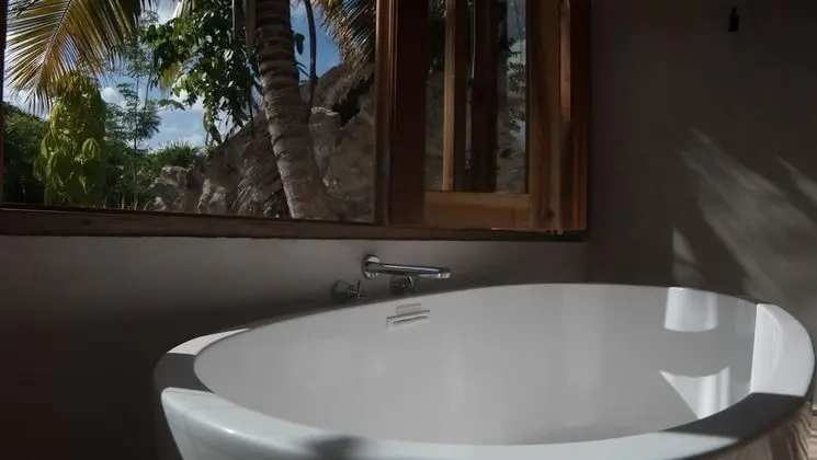 Casa Pocna Jungle view with bathtub