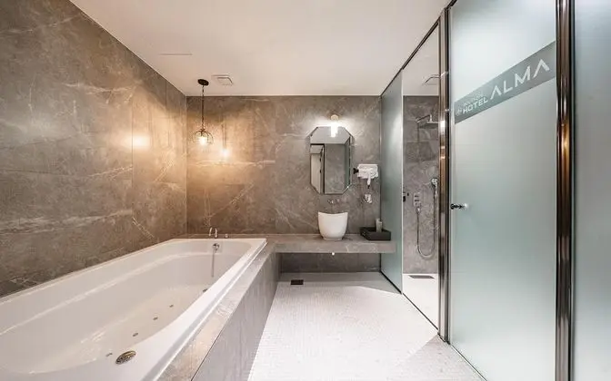 Oda (Sweet spa (two-person spa bath styler)