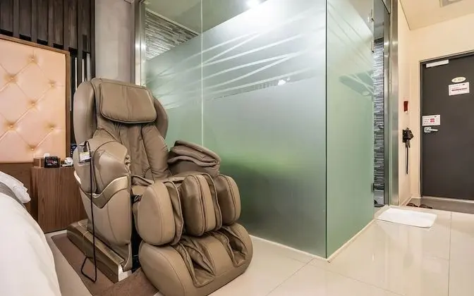 Oda (Suite (75 TV / bath / massage chair /)