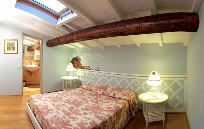 Tek Büyük Yataklı Oda, Ek Bina (Attic room, under-roof window)