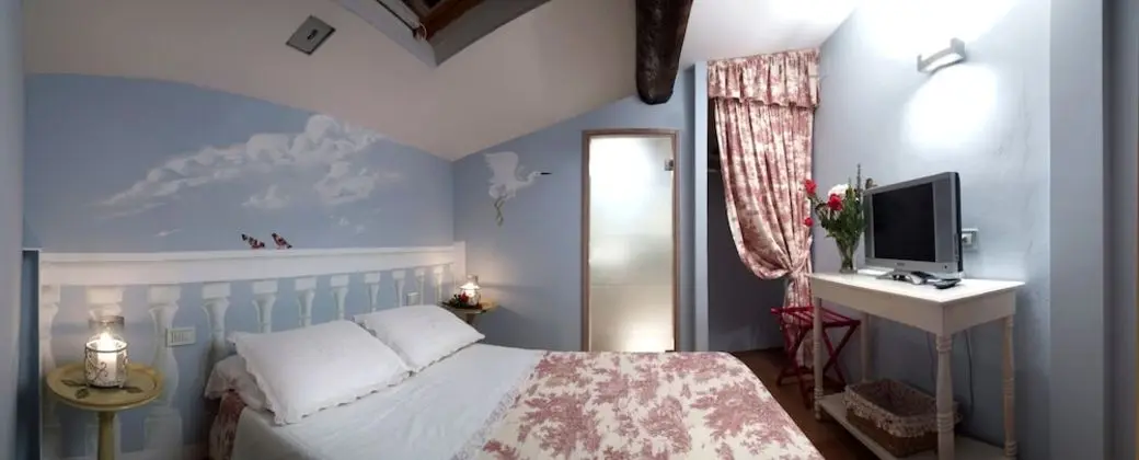 Tek Büyük Yataklı Oda, Ek Bina (Attic room, under-roof window)