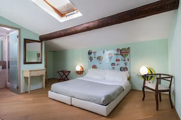 Tek Büyük Yataklı Oda, Ek Bina (Attic room, under-roof window)