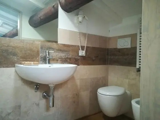 Tek Büyük Yataklı Oda, Ek Bina (Attic room, under-roof window)