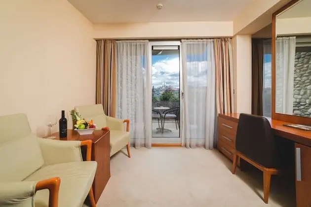 Deluxe Tek Büyük Yataklı Oda, Balkon, Nehir Manzaralı