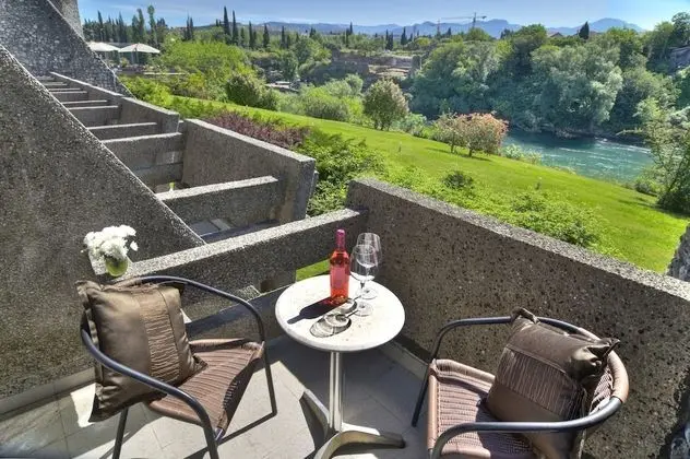 Deluxe Tek Büyük Yataklı Oda, Balkon, Nehir Manzaralı