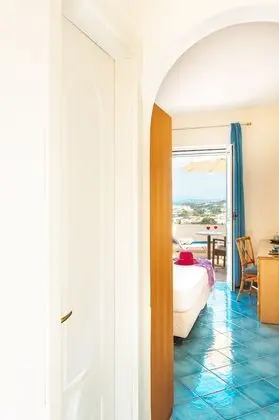 Tek Büyük veya İki Ayrı Yataklı Oda, Deniz Manzaralı