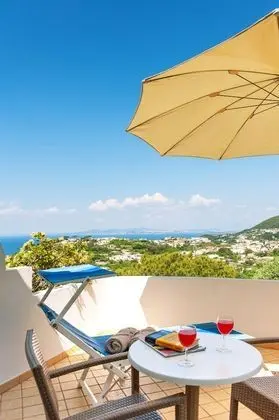 Tek Büyük veya İki Ayrı Yataklı Oda, Deniz Manzaralı