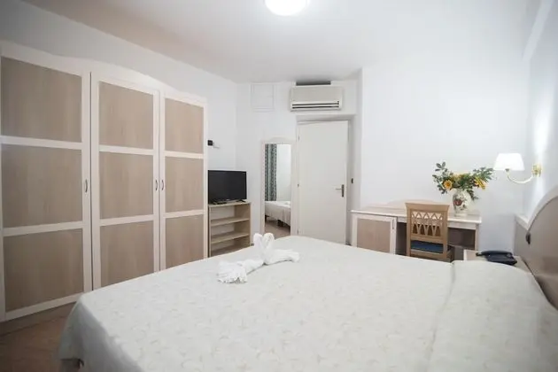 Panoramic Tek Büyük veya İki Ayrı Yataklı Oda, Küçük Mutfak, Deniz Manzaralı