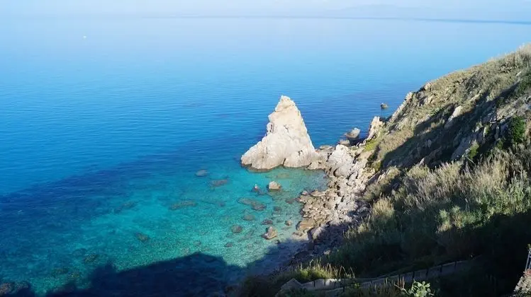 Panoramic Tek Büyük veya İki Ayrı Yataklı Oda, Küçük Mutfak, Deniz Manzaralı
