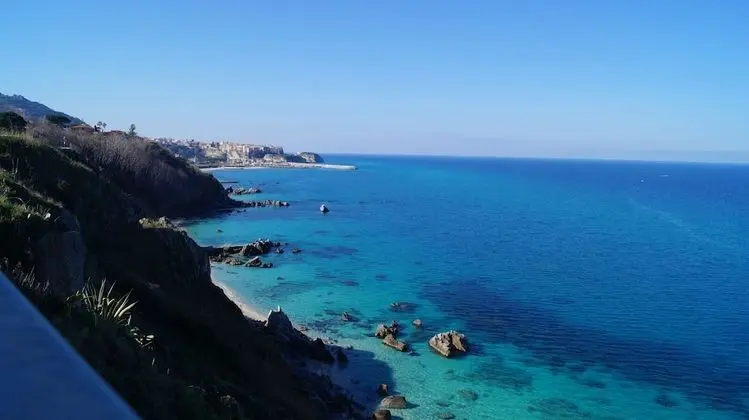 Panoramic Tek Büyük veya İki Ayrı Yataklı Oda, Küçük Mutfak, Deniz Manzaralı