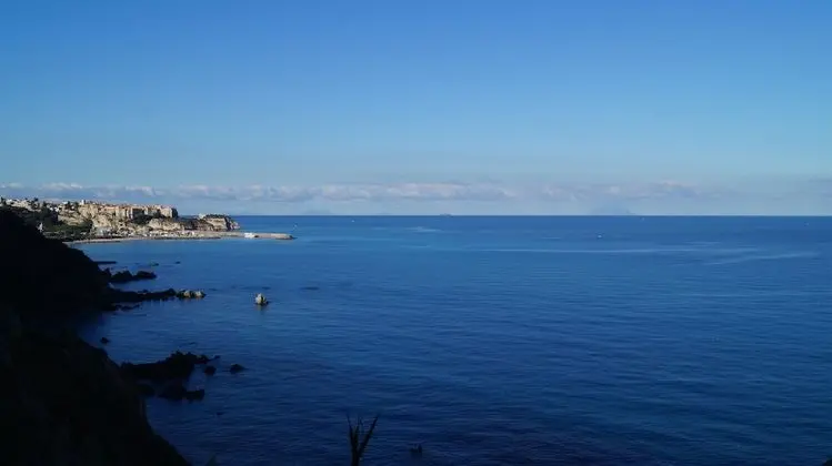 Panoramic Tek Büyük veya İki Ayrı Yataklı Oda, Küçük Mutfak, Deniz Manzaralı
