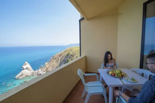 Panoramic Tek Büyük veya İki Ayrı Yataklı Oda, Küçük Mutfak, Deniz Manzaralı