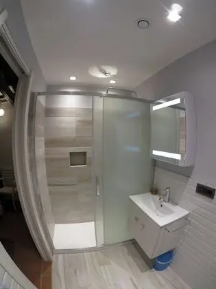 Tek Büyük Yataklı Oda, Ortak Banyo, Göl Manzaralı (External)