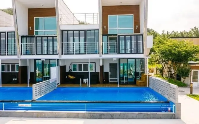 Oda (101 Outdoor Pool Type A Family Room)