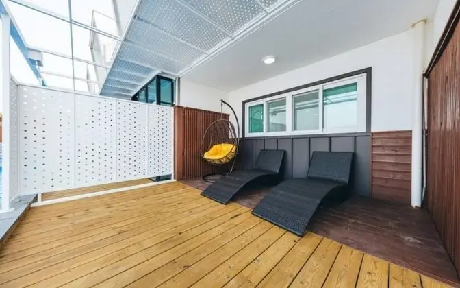 Oda (101 Outdoor Pool Type A Family Room)