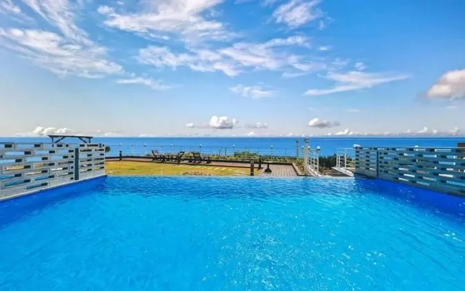 Oda (102 Outdoor Pool Type A Family Room)