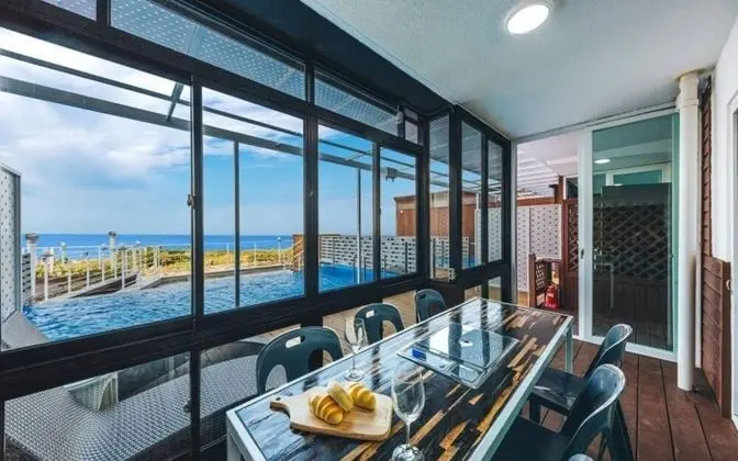 Oda (103 Outdoor Pool Type B Family Room)