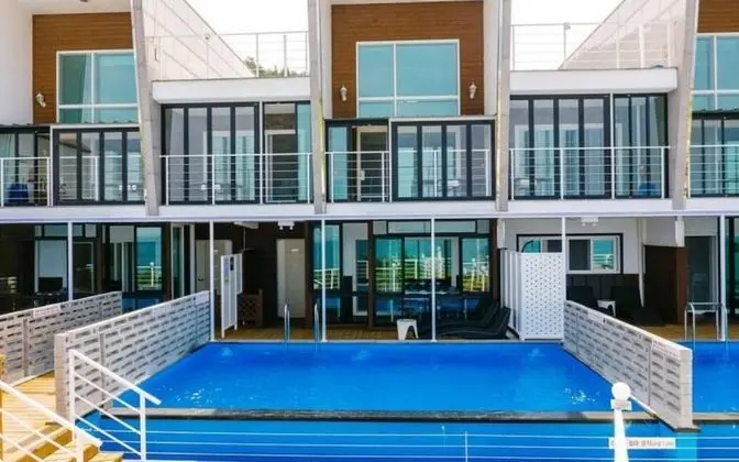 Oda (103 Outdoor Pool Type B Family Room)