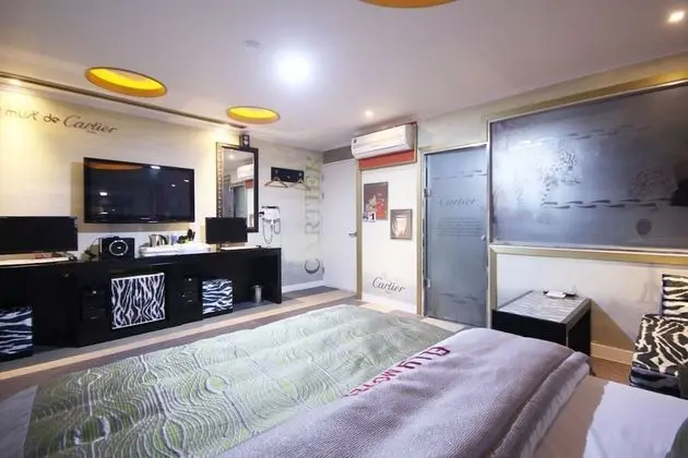 Oda (Deluxe (Beam Projector & Screen Netfl)