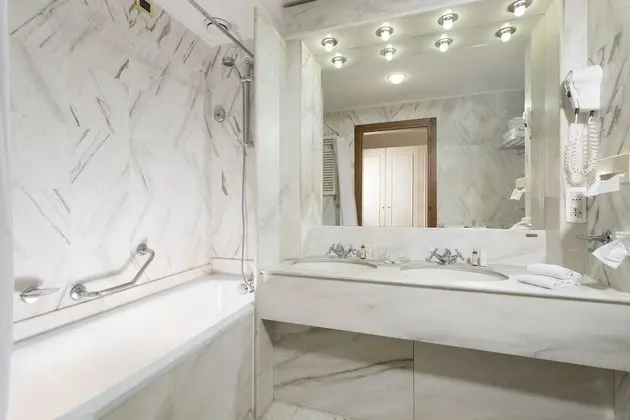 Junior Süit, Ek Bina