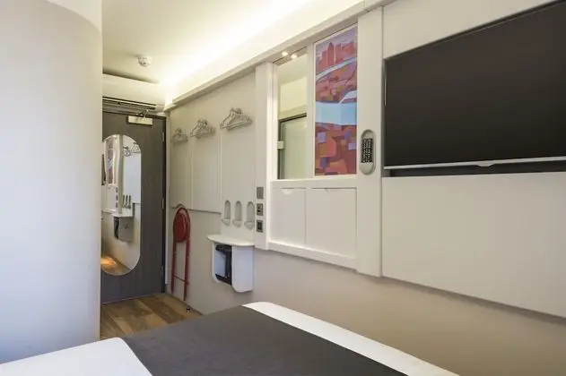 Tek Büyük Yataklı Oda, Penceresiz