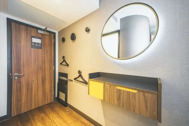 Tek Büyük Yataklı Oda, Penceresiz