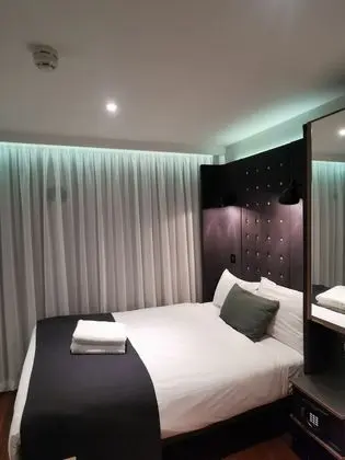 Tek Büyük Yataklı Oda, Penceresiz