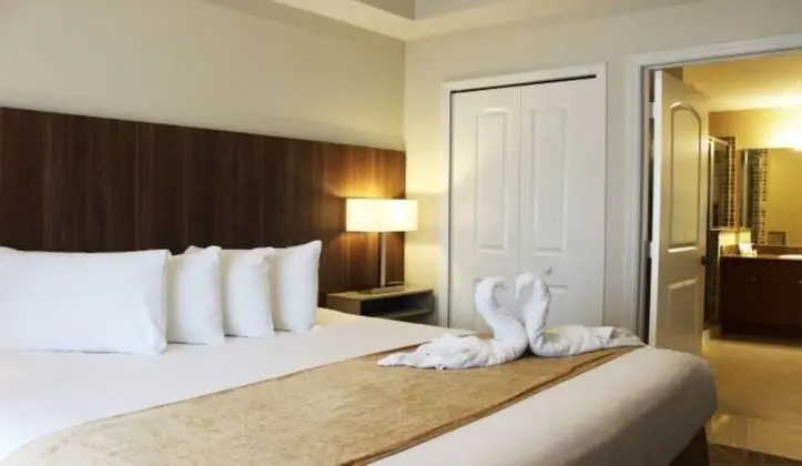 Deluxe 1 Bedroom Suite with Spa Bath and Full Kitchen
