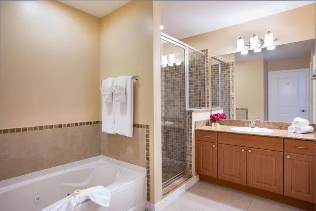 Deluxe 1 Bedroom Suite with Spa Bath and Full Kitchen