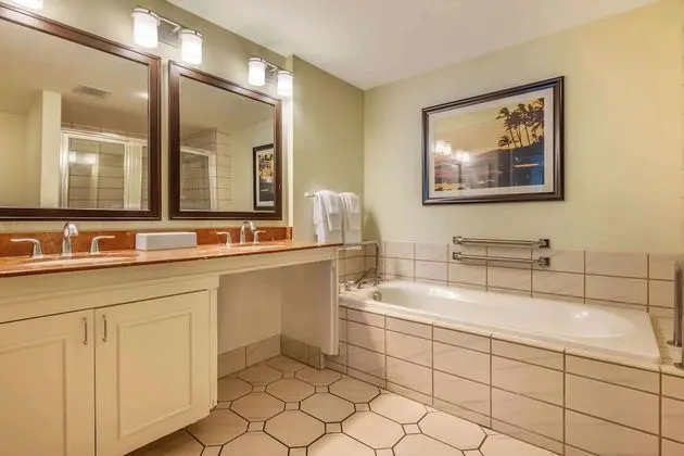 ADA, 2 Bedroom Suite, Partial Ocean View, 1 King & 2 Twin Beds (Accessible Bathtub)