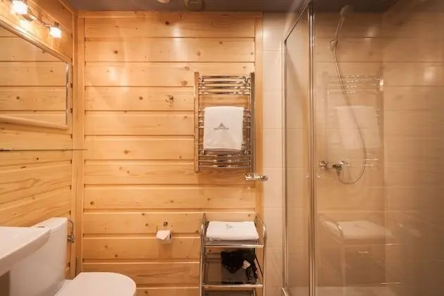 Dört Kişilik Oda, Özel Banyo