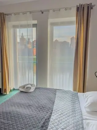 Tek Büyük veya İki Ayrı Yataklı Oda, Nehir Manzaralı
