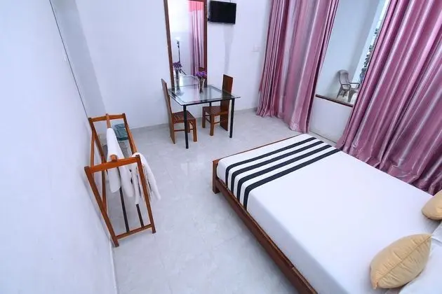 Standard Tek Büyük Yataklı Oda, Havuz Manzaralı