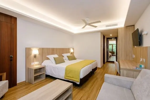 Oda, Balkon (Village, 2 adults + 2 children)